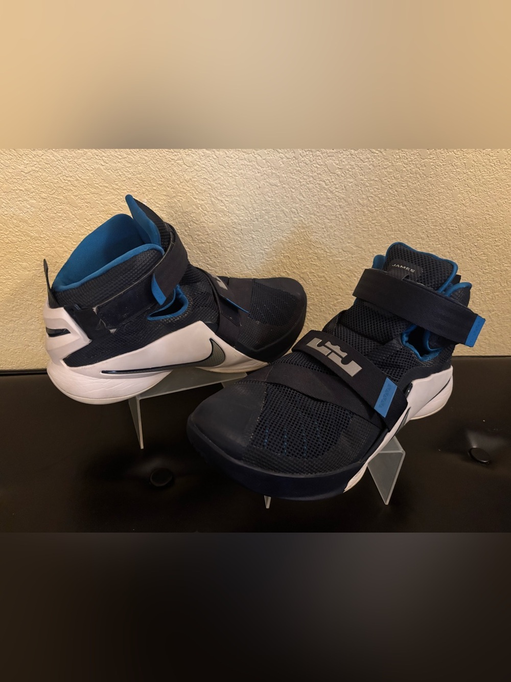 Nike Zoom LeBron James Soldier IX Men’s Basketball Shoes w/White Midsole, 11.5